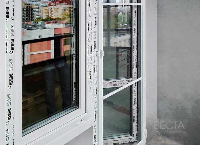 Сетка москитная дверная на балконном блоке Рехау